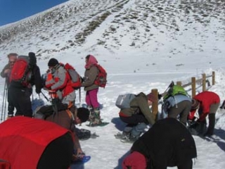  在 Piani di Pezza 穿雪鞋 